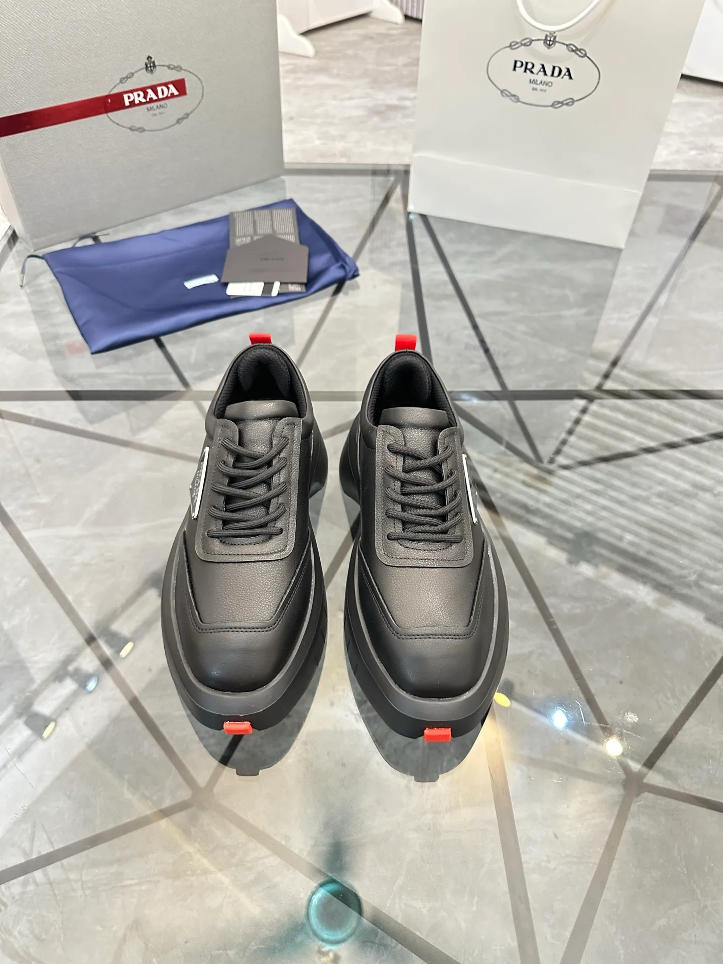 Selling men's shoes 💰: 💰P560¥ High-end top quality Product trademark: Prada * "Prada*" low-top casual shoes Regular size: 35-45 (can be customized to 46) Couple style Product material: imported first-layer cowhide leather upper, breathable lining, original outsole. No.: H201